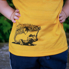 T-Shirt sonnengelb mit Igel, Merinowolle & Seide (bio/GOTS) - Glückskind - T-Shirt - 86-92